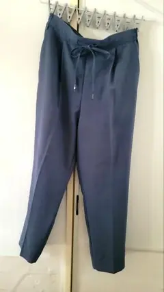 テーパードパンツ