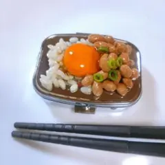 フェイクフード♡生卵トッピング付き納豆ご飯①　ミラー付コンパクトケース