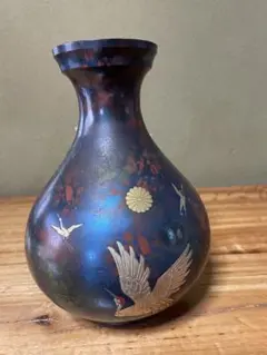 鶴の装飾が施された漆器花瓶