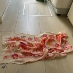 サルバトーレ、フェラガモのお花の素晴らしいスカーフです。シルクです。