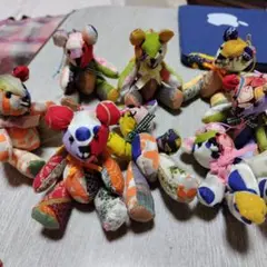 カラフルな手作りぬいぐるみ