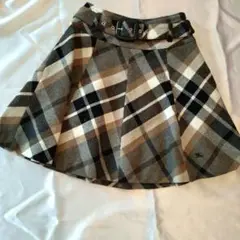 バ一バリ一　レディーススカ一ト 冬物　　美品
