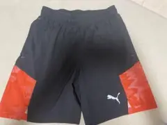 PUMAの黒とオレンジのハーフパンツ