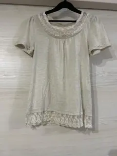 レース付きライトベージュTシャツ