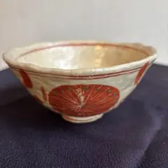 赤い模様の陶器ボウル　　直径13㌢