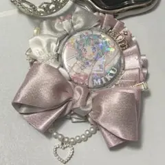«01» 缶バッジロゼット ピンク