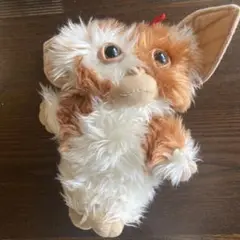 ふわふわの茶色と白のぬいぐるみ　グレムリン