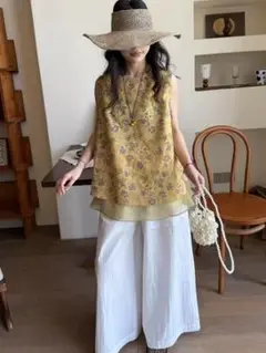 花柄ノースリーブトップスとワイドパンツセットアップ
