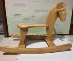子供のおもちゃの木馬