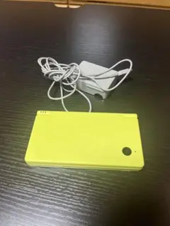 任天堂DSi本体（黄緑？）と電源ケーブルのセットです。