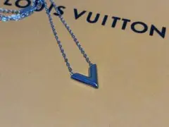 LV ロゴネックレス