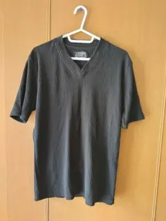 CONFIRM ブラック Vネック Tシャツ L