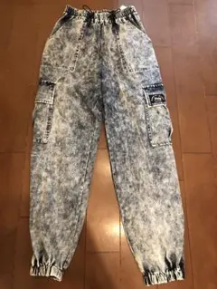 《美品》ウォッシュデニム風カーゴパンツ サイドポケット付き160センチ