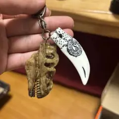 恐竜頭部と牙のキーホルダー