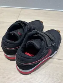 Nike ブラック/レッド スニーカー