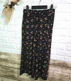 黒　花柄 ガウチョパンツ　サラサラ涼しい　ルームウェアにも　未使用