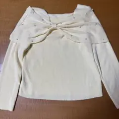 リボン付き淡い黄色ニット