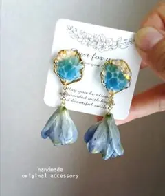 《 SALE 》海レジン＆デルフィニウムのお花のピアス・イヤリング