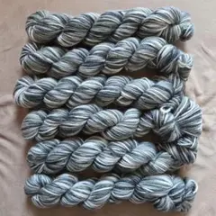 【新品未使用】ウール100%　毛糸　白　黒　グレー　編み物　手芸　6本　300g