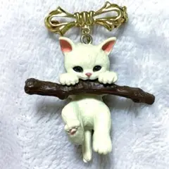 白猫のブローチ