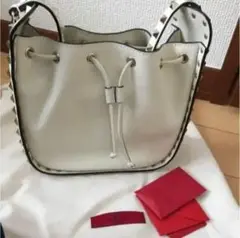 VALENTINOGARAVANIヴァレンティノガラバーニショルダーバッグオフ白