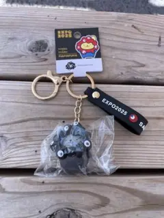 関西万博 ミャクミャク サンリオ キーホルダー 黒なりきりポムポムプリン