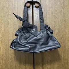 アンナモリナーリ 黒 レザーハンドバッグ リボン付き