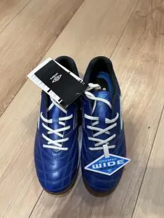 Umbro サッカーシューズ ジュニア　ワイドサイズ 青　22cm