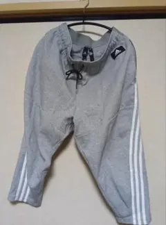 アディダス　クロップドパンツ