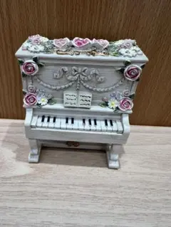 （音出し確認済み）ピアノ型オルゴール 花装飾付き