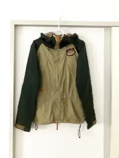 マウンテンパーカー　くすみグリーン　M