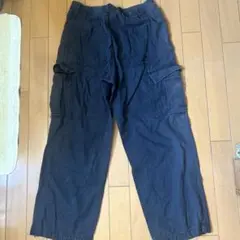 黒のカーゴパンツ 4ポケット