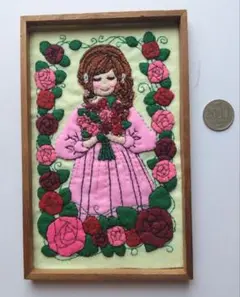フェルト飾り　花束を持った女の子　①