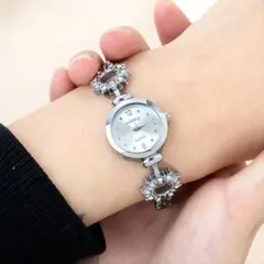 A☆安心のメルカリ便☆腕時計☆レディース☆クォーツ☆ キラキラ × シルバー ☆