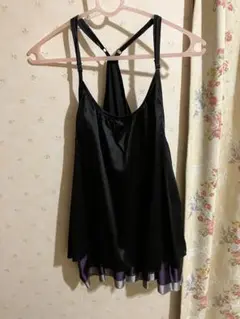 新品黒いサテン風キャミソール フリル付き