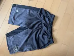 adidas ブラック ストライプパンツ 130cm