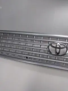 トヨタハイエースフロントグリル