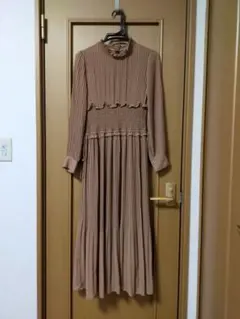 プリーツフレアーワンピース キャメル