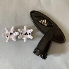 adidas ゴルフシューズのスパイクとレンチ