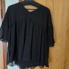 フリル付き黒半袖シャツ