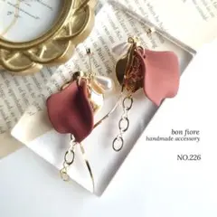 NO.226 ハンドメイド ピアス イヤリング 花 揺れる 大ぶり 赤 推し活