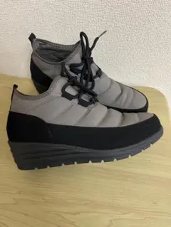 グレーと黒のウェッジソールシューズ