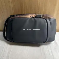 【美品】FASHION 男女兼用ボディバッグ／ショルダーバッグUSBポート付き