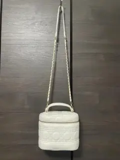 ホワイト キルティング ショルダーバッグ