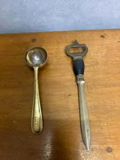 金属製スプーンとオープナーのセット