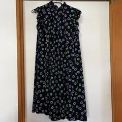 ノースリーブロングワンピース 黒地 ドット