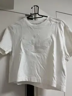 adidas ホワイト クロップドTシャツ