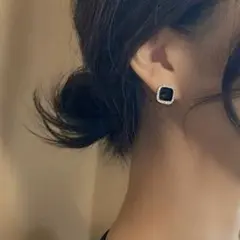 即発送❕華奢なブラックピアス