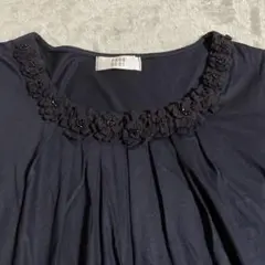 半袖トップス　ネックに花の装飾付き