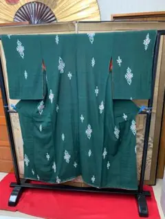 正絹 縮緬 グリーン地に幾何学模様柄 小紋 袷 アンティーク 着物
